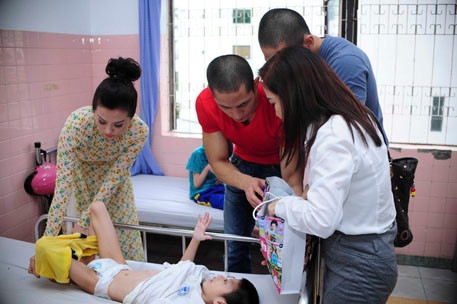 Các nghệ sĩ thể hiện tình yêu với những trẻ em kém may mắn