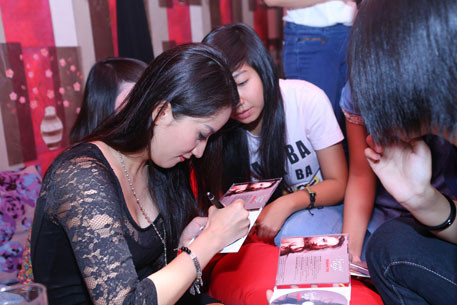 Kí đĩa nhạc tặng fan ruột Kí đĩa nhạc tặng fan ruột