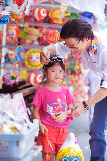 Giải thích sự vắng mặt của bà xã trong buổi mua sắm cho con gái rượu, Trần Bảo Sơn cho biết, Trương Ngọc Ánh đang phải tham gia chương trình Tết trung thu từ thiện cho trẻ em do UBND TPHCM tổ chức. Giải thích sự vắng mặt của bà xã trong buổi mua sắm cho con gái rượu, Trần Bảo Sơn cho biết, Trương Ngọc Ánh đang phải tham gia chương trình Tết trung thu từ thiện cho trẻ em do UBND TPHCM tổ chức.