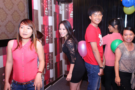 Trò chơi giữ bóng đã khiến bữa tiệc của fan Khánh Thi trở nên nhộn nhịp và không dứt tiếng cười. Trò chơi giữ bóng đã khiến bữa tiệc của fan Khánh Thi trở nên nhộn nhịp và không dứt tiếng cười.