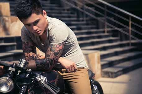 Trong sản phẩm âm nhạc mới, Vũ Duy Khánh khiến nhiều người bất ngờ khi để lộ hình giống như hình xăm chi chít trên hai cánh tay. Trong sản phẩm âm nhạc mới, Vũ Duy Khánh khiến nhiều người bất ngờ khi để lộ hình giống như hình xăm chi chít trên hai cánh tay.