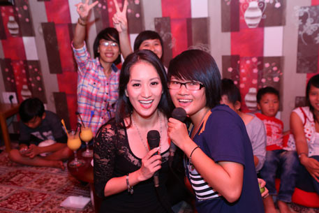 Và hát cùng fan hâm mộ Và hát cùng fan hâm mộ