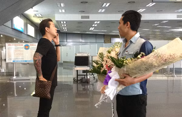 Chỉ có hai người bạn thân thiết là Tuấn Hưng và Anh Tú ra sân bay đón Bằng Kiều