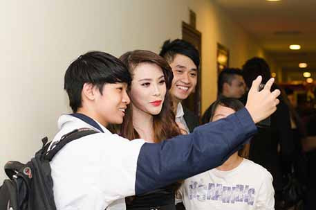 Hồ Quỳnh Hương cũng nhiệt tình đáp trả tình cảm của khán giả Hồ Quỳnh Hương cũng nhiệt tình đáp trả tình cảm của khán giả