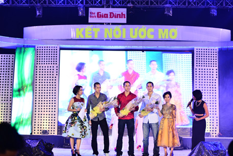 Bà Hồ Thu tặng hoa tri ân cho 3 anh em nhà họ Lưu Bà Hồ Thu tặng hoa tri ân cho 3 anh em nhà họ Lưu