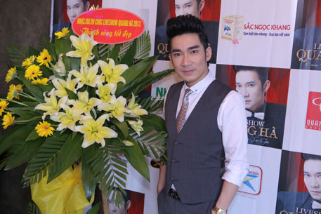 Ca sĩ Quang Hà lịch lãm trong buổi họp báo