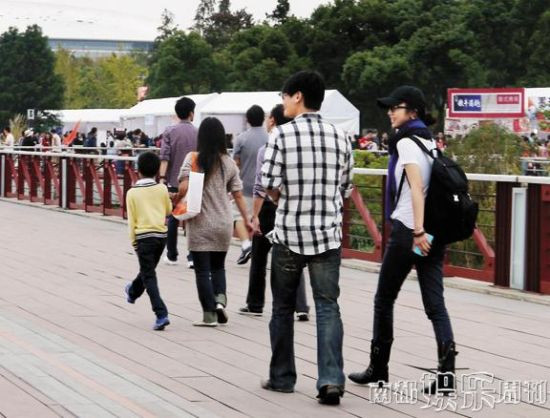 Hình ảnh Thang Duy và bạn trai Hồ Cảnh xuất hiện tại một sự kiện âm nhạc tại Thượng Hải hồi tháng 10/2012.