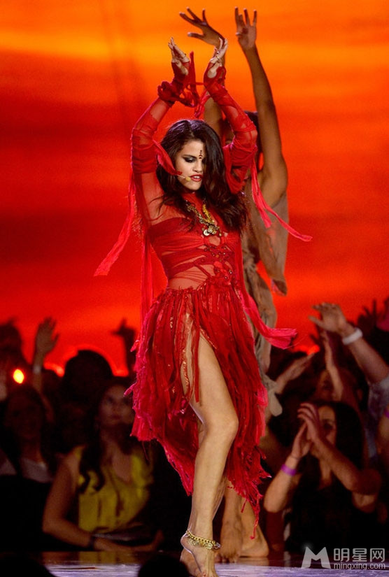 Vũ đạo đẹp mắt của Selena Gomez trông tựa một nữ thần Ấn Độ. Vũ đạo đẹp mắt của Selena Gomez trông tựa một nữ thần Ấn Độ.