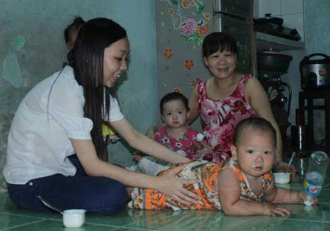 Ngoài giờ học trên lớp em tranh thủ trông em nhỏ giúp mẹ. Ngoài giờ học trên lớp em tranh thủ trông em nhỏ giúp mẹ.