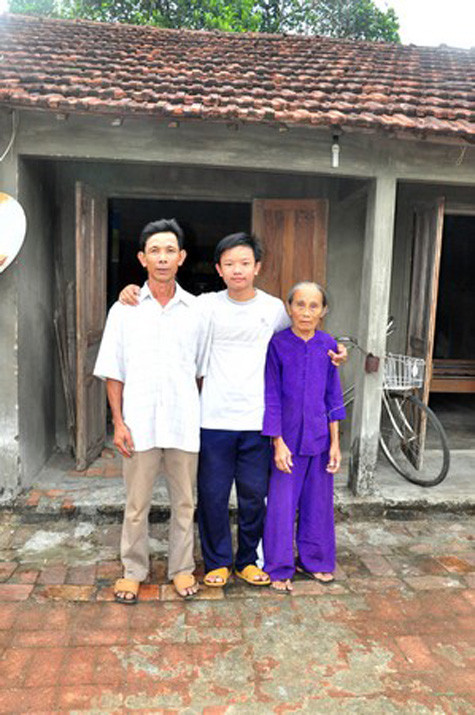 Khuynh cùng với bố và ngoại. Khuynh cùng với bố và ngoại.