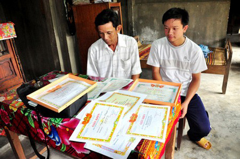 Thành tích học tập của Khuynh trong 3 năm THPT. Thành tích học tập của Khuynh trong 3 năm THPT.