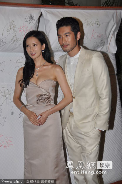 Đệ nhất mỹ nữ Đài Loan Lâm Chí Linh và nam đồng nghiệp Cao Dĩ Tường.