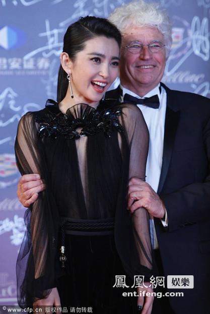 Lý Băng Băng cùng một thành viên ban giám khảo của LHP.