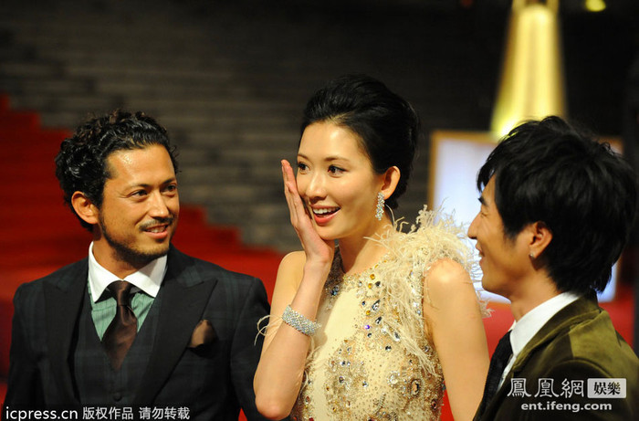 Lâm Chí Linh xinh đẹp bên cạnh các nam đồng nghiệp.