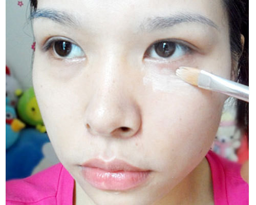 Tiếp tục dùng kem nền bôi lớp mỏng, nhẹ đều khắp gương mặt. (Ảnh:hb) Xem thêm: Những kiểu trang điểm nude đáng học hỏi nhất Tiếp tục dùng kem nền bôi lớp mỏng, nhẹ đều khắp gương mặt. (Ảnh:hb) Xem thêm: Những kiểu trang điểm nude đáng học hỏi nhất