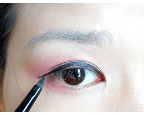 Dùng bút mắt nước kẻ đường mắt mèo sắc nét. (Ảnh:hb) Xem thêm: Những kiểu trang điểm nude đáng học hỏi nhất Dùng bút mắt nước kẻ đường mắt mèo sắc nét. (Ảnh:hb) Xem thêm: Những kiểu trang điểm nude đáng học hỏi nhất