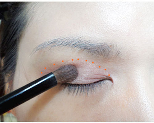 Lựa màu hồng sen nhạt đánh nền cho mí mắt trên. (Ảnh:hb) Xem thêm: Những kiểu trang điểm nude đáng học hỏi nhất Lựa màu hồng sen nhạt đánh nền cho mí mắt trên. (Ảnh:hb) Xem thêm: Những kiểu trang điểm nude đáng học hỏi nhất