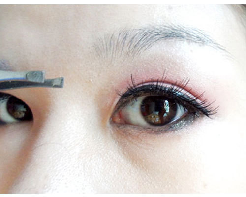 Sau đó bạn bôi mỏng một lớp keo lên mí mắt, dán đôi mi giả mà mình ưng ý. (Ảnh:hb) Xem thêm: Những kiểu trang điểm nude đáng học hỏi nhất Sau đó bạn bôi mỏng một lớp keo lên mí mắt, dán đôi mi giả mà mình ưng ý. (Ảnh:hb) Xem thêm: Những kiểu trang điểm nude đáng học hỏi nhất