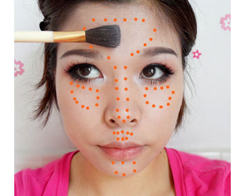 Sau đó, bạn dùng phấn che khuyết điểm phủ nhẹ vào những điểm dễ lộ nếp nhăn trên khuôn mặt. (Ảnh:hb) Xem thêm: Những kiểu trang điểm nude đáng học hỏi nhất Sau đó, bạn dùng phấn che khuyết điểm phủ nhẹ vào những điểm dễ lộ nếp nhăn trên khuôn mặt. (Ảnh:hb) Xem thêm: Những kiểu trang điểm nude đáng học hỏi nhất