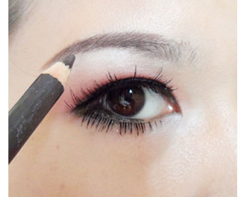 Dùng chỉ kẻ màu tô điểm làm sao cho lông mày nét, cong. (Ảnh:hb) Xem thêm: Những kiểu trang điểm nude đáng học hỏi nhất Dùng chỉ kẻ màu tô điểm làm sao cho lông mày nét, cong. (Ảnh:hb) Xem thêm: Những kiểu trang điểm nude đáng học hỏi nhất