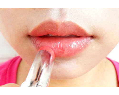 Sau đó, dùng son môi khô đánh chồng lên trên, tạo nét quyến rũ - gợi cảm cho đôi môi. (Ảnh:hb) Xem thêm: Những kiểu trang điểm nude đáng học hỏi nhất Sau đó, dùng son môi khô đánh chồng lên trên, tạo nét quyến rũ - gợi cảm cho đôi môi. (Ảnh:hb) Xem thêm: Những kiểu trang điểm nude đáng học hỏi nhất