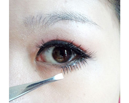 Dán mi giả sẽ giúp đôi mắt bạn long lanh, cuốn hút hơn. (Ảnh:hb) Xem thêm: Những kiểu trang điểm nude đáng học hỏi nhất Dán mi giả sẽ giúp đôi mắt bạn long lanh, cuốn hút hơn. (Ảnh:hb) Xem thêm: Những kiểu trang điểm nude đáng học hỏi nhất