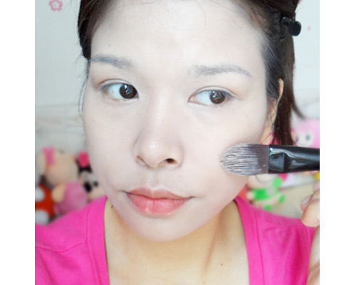 Dùng cọ trang điểm sẽ giúp da mịn đẹp hơn. (Ảnh:hb) Xem thêm: Những kiểu trang điểm nude đáng học hỏi nhất Dùng cọ trang điểm sẽ giúp da mịn đẹp hơn. (Ảnh:hb) Xem thêm: Những kiểu trang điểm nude đáng học hỏi nhất