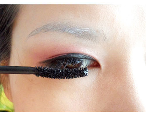 Chuốt mi bằng masscara, chú ý không để mí mắt bị vón cục. (Ảnh:hb) Xem thêm: Những kiểu trang điểm nude đáng học hỏi nhất Chuốt mi bằng masscara, chú ý không để mí mắt bị vón cục. (Ảnh:hb) Xem thêm: Những kiểu trang điểm nude đáng học hỏi nhất