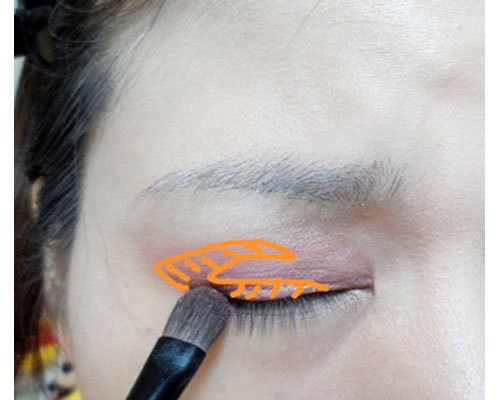 Dùng màu hồng sen đậm đánh chồng lớp. (Ảnh:hb) Xem thêm: Những kiểu trang điểm nude đáng học hỏi nhất Dùng màu hồng sen đậm đánh chồng lớp. (Ảnh:hb) Xem thêm: Những kiểu trang điểm nude đáng học hỏi nhất