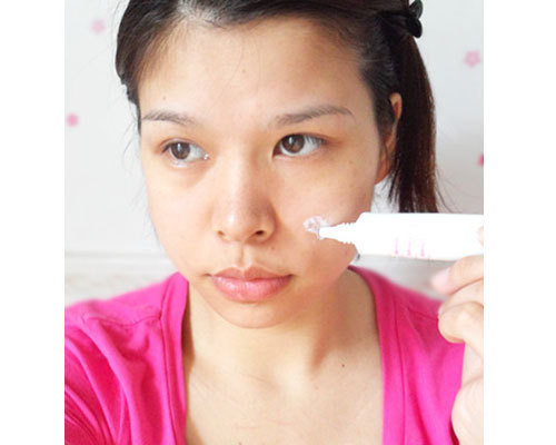 Tiếp đến, dùng kem lót chấm vào các điểm chính trên gương mặt, sau đó tán đều. (Ảnh:hb) Xem thêm: Những kiểu trang điểm nude đáng học hỏi nhất Tiếp đến, dùng kem lót chấm vào các điểm chính trên gương mặt, sau đó tán đều. (Ảnh:hb) Xem thêm: Những kiểu trang điểm nude đáng học hỏi nhất