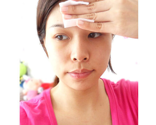 Gương mặt mộc không có nét đẹp nổi bật, nhan sắc khá nhạt nhòa. Đầu tiên, bạn dùng nước hoa hồng thấm đều mặt, làm sạch lỗ chân lông. (Ảnh:hb) Xem thêm: Những kiểu trang điểm nude đáng học hỏi nhất Gương mặt mộc không có nét đẹp nổi bật, nhan sắc khá nhạt nhòa. Đầu tiên, bạn dùng nước hoa hồng thấm đều mặt, làm sạch lỗ chân lông. (Ảnh:hb) Xem thêm: Những kiểu trang điểm nude đáng học hỏi nhất