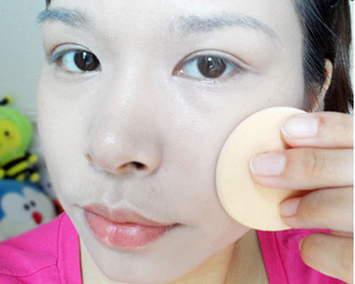 Dùng phấn phủ đánh lớp mỏng, nhẹ, tạo cho da vẻ đẹp tự nhiên. (Ảnh:hb) Xem thêm: Những kiểu trang điểm nude đáng học hỏi nhất Dùng phấn phủ đánh lớp mỏng, nhẹ, tạo cho da vẻ đẹp tự nhiên. (Ảnh:hb) Xem thêm: Những kiểu trang điểm nude đáng học hỏi nhất