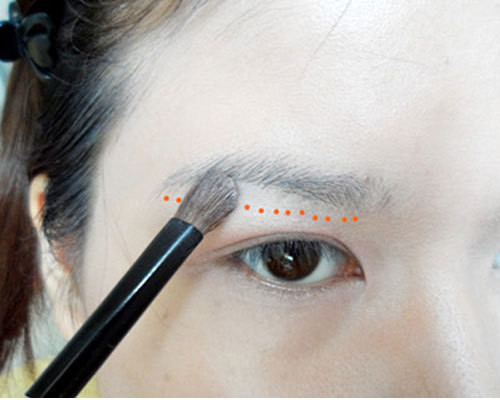 Sau đó dùng màu nhũ bạc đánh sát chân mày. Điều này sẽ giúp cho mắt bạn trông sáng hơn. (Ảnh:hb) Xem thêm: Những kiểu trang điểm nude đáng học hỏi nhất Sau đó dùng màu nhũ bạc đánh sát chân mày. Điều này sẽ giúp cho mắt bạn trông sáng hơn. (Ảnh:hb) Xem thêm: Những kiểu trang điểm nude đáng học hỏi nhất