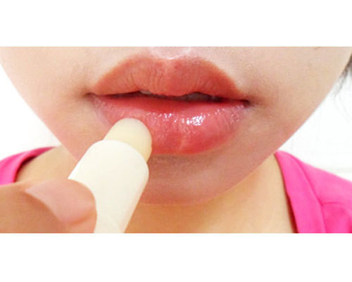 Tiếp theo, dùng son dưỡng môi tạo sự mềm mại, tươi trẻ. (Ảnh:hb) Xem thêm: Những kiểu trang điểm nude đáng học hỏi nhất Tiếp theo, dùng son dưỡng môi tạo sự mềm mại, tươi trẻ. (Ảnh:hb) Xem thêm: Những kiểu trang điểm nude đáng học hỏi nhất