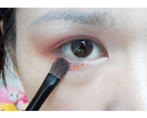 Cũng tone hồng cánh sen, đánh viền mắt dưới.(Ảnh:hb) Xem thêm: Những kiểu trang điểm nude đáng học hỏi nhất Cũng tone hồng cánh sen, đánh viền mắt dưới.(Ảnh:hb) Xem thêm: Những kiểu trang điểm nude đáng học hỏi nhất