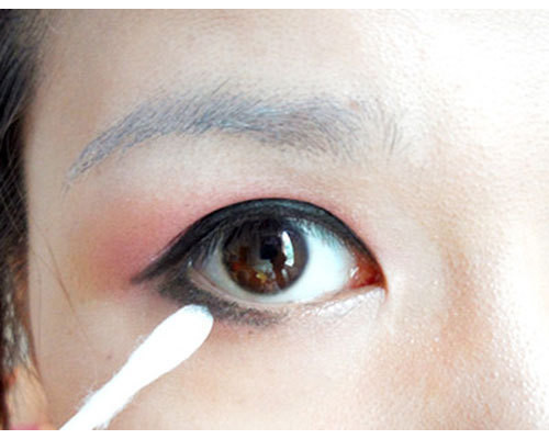 Sau đó, tiếp tục kẻ viền mắt dưới. Dùng tăm bôm dàn đều màu mắt sao cho màu không quá đậm. (Ảnh:hb) Xem thêm: Những kiểu trang điểm nude đáng học hỏi nhất Sau đó, tiếp tục kẻ viền mắt dưới. Dùng tăm bôm dàn đều màu mắt sao cho màu không quá đậm. (Ảnh:hb) Xem thêm: Những kiểu trang điểm nude đáng học hỏi nhất