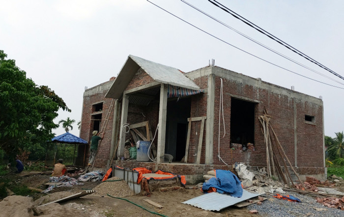 Những ngôi nhà kiên cố kiểu biệt thự mái Thái ngang nhiên xây dựng trên đất nông nghiệp tại xã Hoàng Động (Ảnh: Lã Tiến)