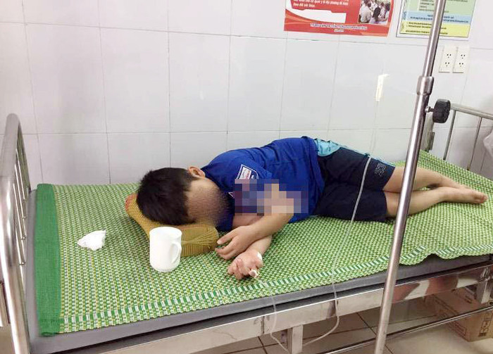Một trong 4 học sinh bị ngộ độc phải điều trị tại bệnh viện (Ảnh: CTV) Một trong 4 học sinh bị ngộ độc phải điều trị tại bệnh viện (Ảnh: CTV)