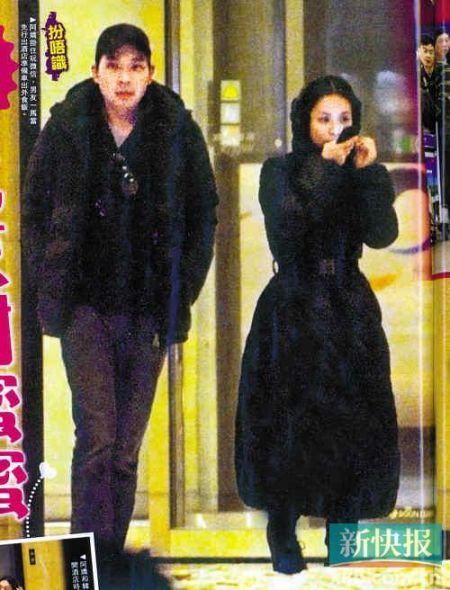 Chung Hân Đồng và bạn trai tại Hàn Quốc trong dịp Giáng Sinh 2012.