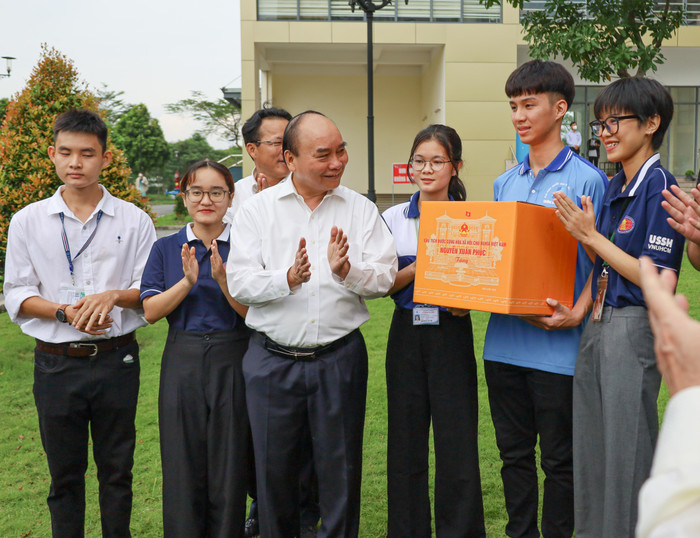 Sáng sớm, Chủ tịch nước Nguyễn Xuân Phúc đã đến thăm và tặng quà cho sinh viên ở Ký túc xá Đại học Quốc gia Thành phố Hồ Chí Minh (ảnh: M.Quang)