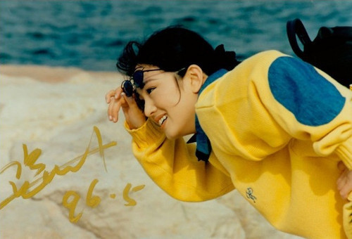 Phất lên qua những bộ phim của đạo diễn lừng anh Trương Nghệ Mưu như "Cao lương đỏ" 1987, "Cúc Đậu" 1990, "Đèn lồng đỏ treo cao" 1991, "Thu Cúc đi kiện" 1992, "Sống" 1994, "Shanghai Triad" 1995 và "Hoàng kim giáp" 2006. Phất lên qua những bộ phim của đạo diễn lừng anh Trương Nghệ Mưu như "Cao lương đỏ" 1987, "Cúc Đậu" 1990, "Đèn lồng đỏ treo cao" 1991, "Thu Cúc đi kiện" 1992, "Sống" 1994, "Shanghai Triad" 1995 và "Hoàng kim giáp" 2006.