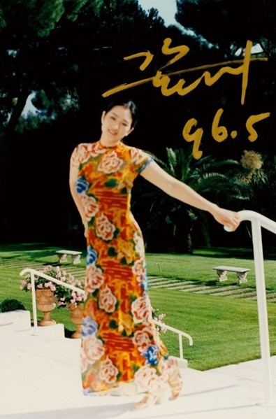 Lý giải về điều này, mẹ đẻ của Củng Lợi từng tiết lộ thông tin khiến Củng Lợi và Trương Nghệ Mưu chia tay là do quan điểm sống của hai người khác nhau. Củng Lợi muốn yên bề gia thất cùng người tình, trong khi Trương Nghệ Mưu không muốn vướng bận chuyện vợ con, đơn giản ông chỉ muốn hai người sống như người tình với nhau chứ không cưới xin rồi sinh con đẻ cái. Lý giải về điều này, mẹ đẻ của Củng Lợi từng tiết lộ thông tin khiến Củng Lợi và Trương Nghệ Mưu chia tay là do quan điểm sống của hai người khác nhau. Củng Lợi muốn yên bề gia thất cùng người tình, trong khi Trương Nghệ Mưu không muốn vướng bận chuyện vợ con, đơn giản ông chỉ muốn hai người sống như người tình với nhau chứ không cưới xin rồi sinh con đẻ cái.