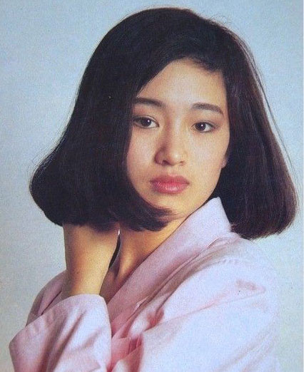 Bức hình này được blogger nổi tiếng Trường Xuân Quốc Mạo cho đăng tải được coi là một trong những bức hình hiếm hoi của Củng Lợi. Mái tóc cắt ngắn, đôi mắt mở to, làn da được đánh giá là đẹp và mịn. Vẫn chưa rõ tuổi của Hoa đán sinh năm 1965 trong bức hình này là bao nhiêu tuổi, nhưng có thể thấy tuổi thanh xuân hiện rõ trên khuôn mặt của Củng Lợi. Bức hình này được blogger nổi tiếng Trường Xuân Quốc Mạo cho đăng tải được coi là một trong những bức hình hiếm hoi của Củng Lợi. Mái tóc cắt ngắn, đôi mắt mở to, làn da được đánh giá là đẹp và mịn. Vẫn chưa rõ tuổi của Hoa đán sinh năm 1965 trong bức hình này là bao nhiêu tuổi, nhưng có thể thấy tuổi thanh xuân hiện rõ trên khuôn mặt của Củng Lợi.