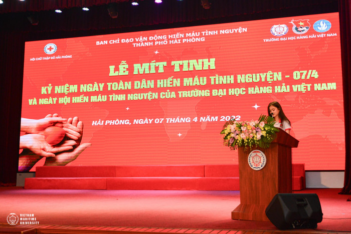 Sinh viên Vũ Tuệ Nhi phát biểu cảm xúc, kêu gọi hiến máu (Ảnh: LT)