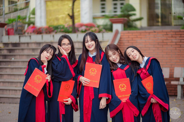 Nguyễn Hà Hồng Hạnh (thứ 3 từ trái sang) cho rằng học khối C là một hành trình khám phá kiến thức chứ không phải là nhồi nhét kiến thức vào não bộ. (Ảnh: nhân vật cung cấp)