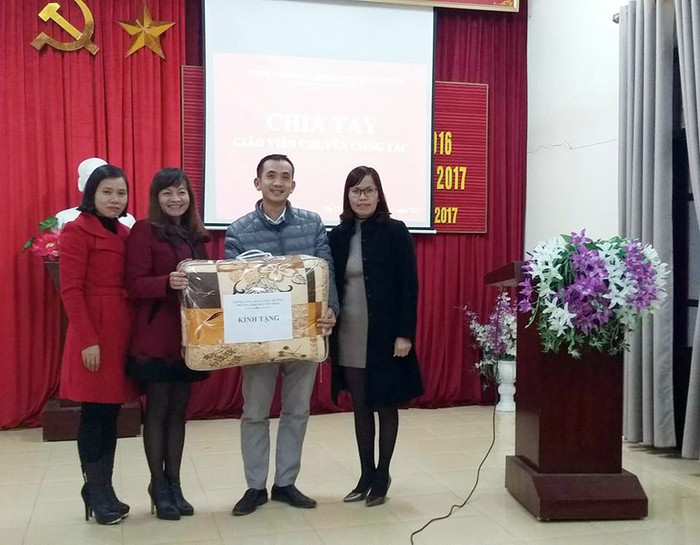 Nhà giáo ưu tú Nguyễn Thị Cúc (thứ 2 từ trái sang) luôn chăm lo đến đời sống cán bộ, giáo viên nhà trường. (Ảnh: CTV) Nhà giáo ưu tú Nguyễn Thị Cúc (thứ 2 từ trái sang) luôn chăm lo đến đời sống cán bộ, giáo viên nhà trường. (Ảnh: CTV)