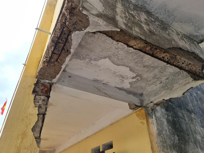 Tường khu vực hành lang bị bong tróc vữa (Ảnh: Lã Tiến) Tường khu vực hành lang bị bong tróc vữa (Ảnh: Lã Tiến)