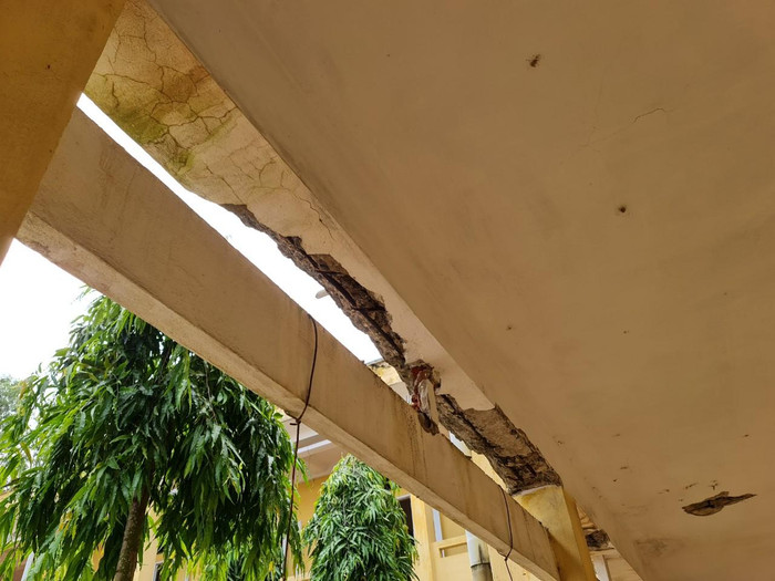 Nhiều hạng mục có nguy cơ đổ sập bất cứ lúc nào (Ảnh: Lã Tiến) Nhiều hạng mục có nguy cơ đổ sập bất cứ lúc nào (Ảnh: Lã Tiến)