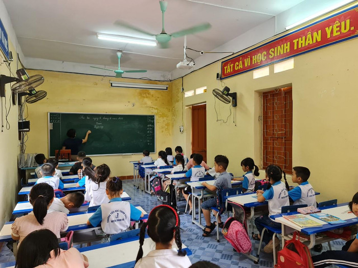 Nhà trường phải mượn tạm 2 lớp của Trường Trung học cơ sở Thanh Xuân để học sinh học tập (Ảnh: Lã Tiến) Nhà trường phải mượn tạm 2 lớp của Trường Trung học cơ sở Thanh Xuân để học sinh học tập (Ảnh: Lã Tiến)