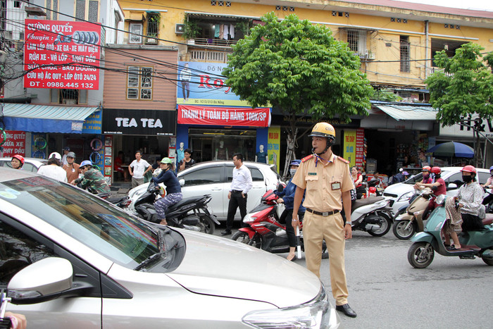 Lực lượng CSGT làm nhiệm vụ trên đường Đà Nẵng điều tiết giao thông sau khi thí sinh rời phòng thi (Ảnh: Lã Tiến)